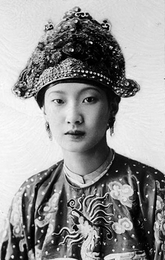 vi sao nam phuong hoang hau khien vua chap nhan chi mot vo mot chong