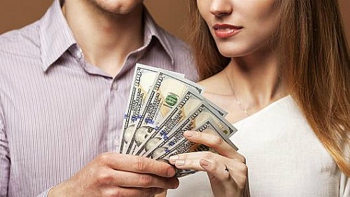 nhung ong chong kiem it tien hon vo de mac benh tat