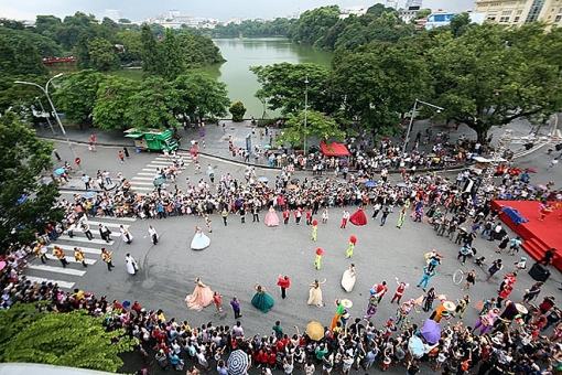 loa mat truoc nhan sac xinh dep cua dan vu nu tren pho di bo ha noi