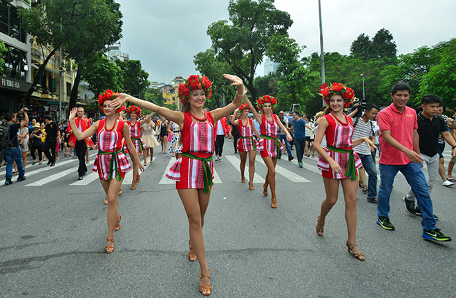 loa mat truoc nhan sac xinh dep cua dan vu nu tren pho di bo ha noi