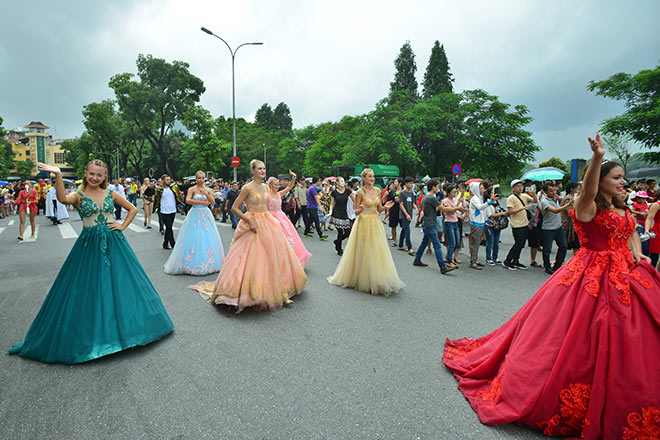 loa mat truoc nhan sac xinh dep cua dan vu nu tren pho di bo ha noi