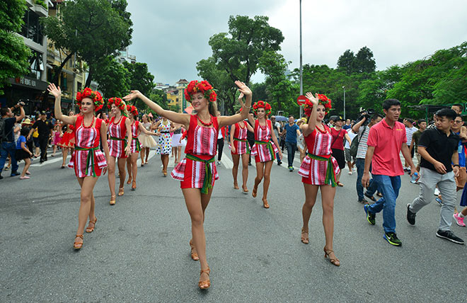 loa mat truoc nhan sac xinh dep cua dan vu nu tren pho di bo ha noi