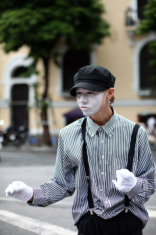 loa mat truoc nhan sac xinh dep cua dan vu nu tren pho di bo ha noi