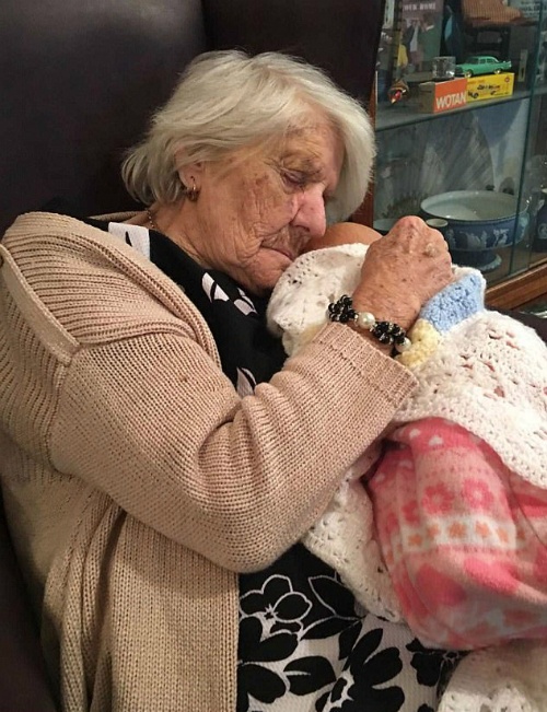 Cụ bà mất trí hát ru búp bê vì tưởng là cháu cu ba mat tri hat ru bup be vi tuong la chau