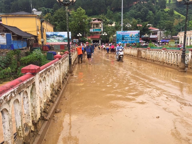 mua lu tan pha tan hoang nhieu vung o tay bac hang chuc nguoi chet va mat tich