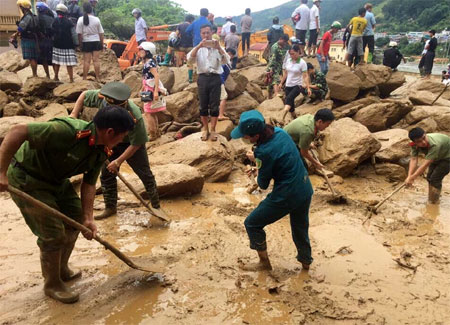 cong an mu cang chai cuu nguoi la tren het