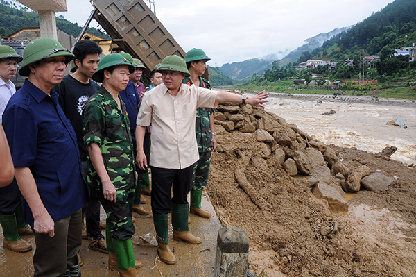 phong su anh bo truong tran hong ha thi sat viec khac phuc hau qua lu ong tai mu cang chai