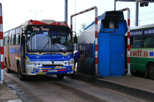 tai xe lai dung tien le mua ve qua tram thu phi bot