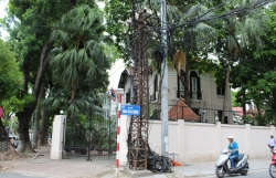 Những cột điện 100 tuổi cuối cùng trên phố Hà Nội