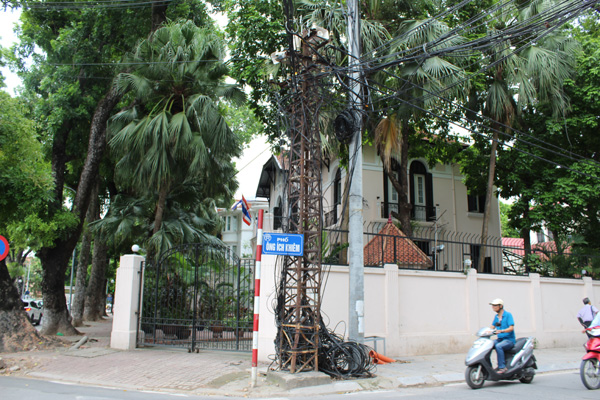 nhung cot dien 100 tuoi cuoi cung tren pho ha noi