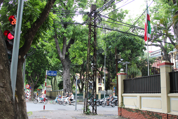 nhung cot dien 100 tuoi cuoi cung tren pho ha noi