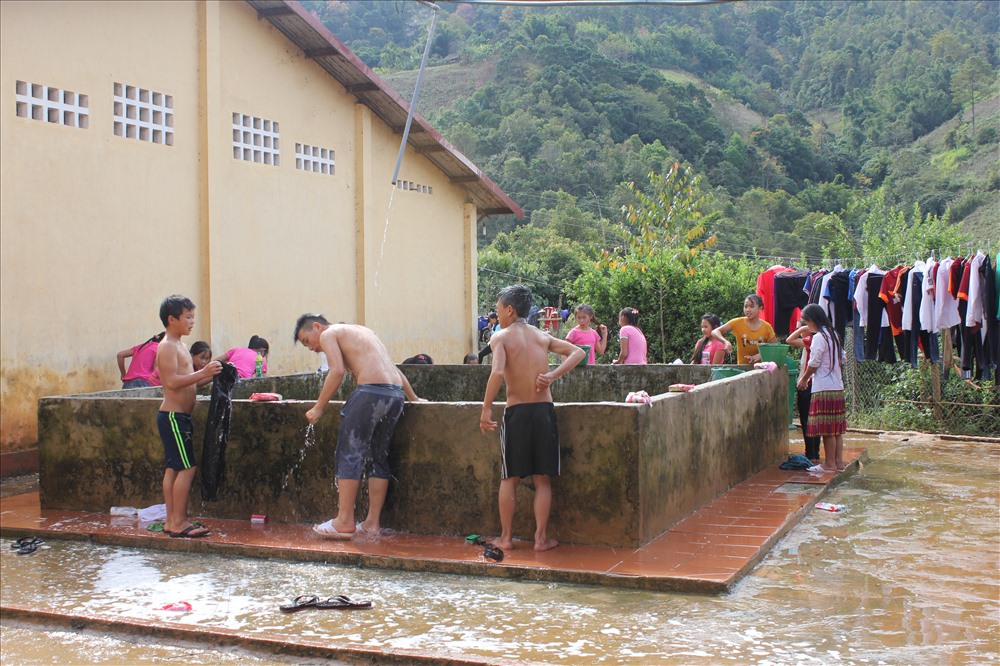 mu cang chai xot xa canh hoc sinh nu mac quan ao dai tam lo thien trong gia ret