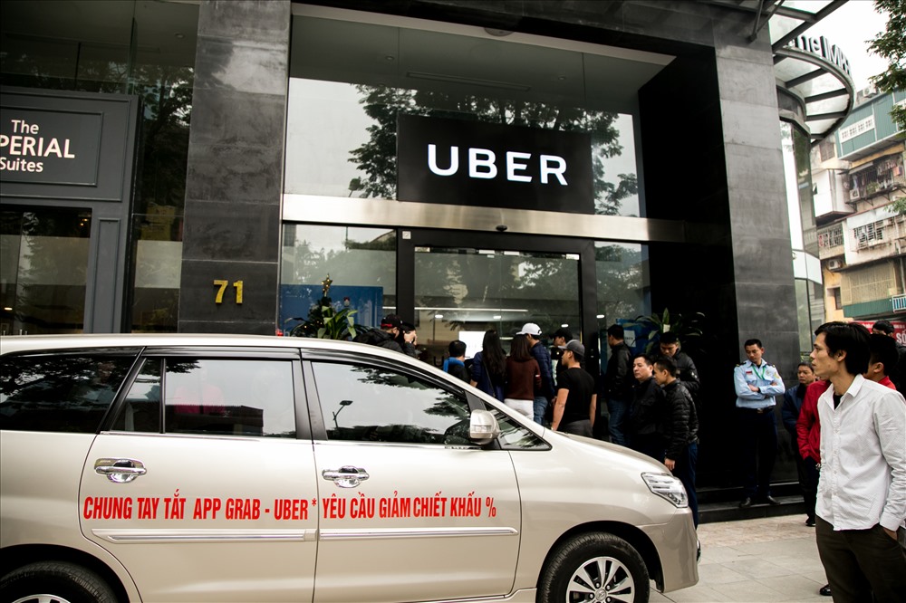 tai xe keo den van phong doi giam chiet khau uber khoa cua khong tiep