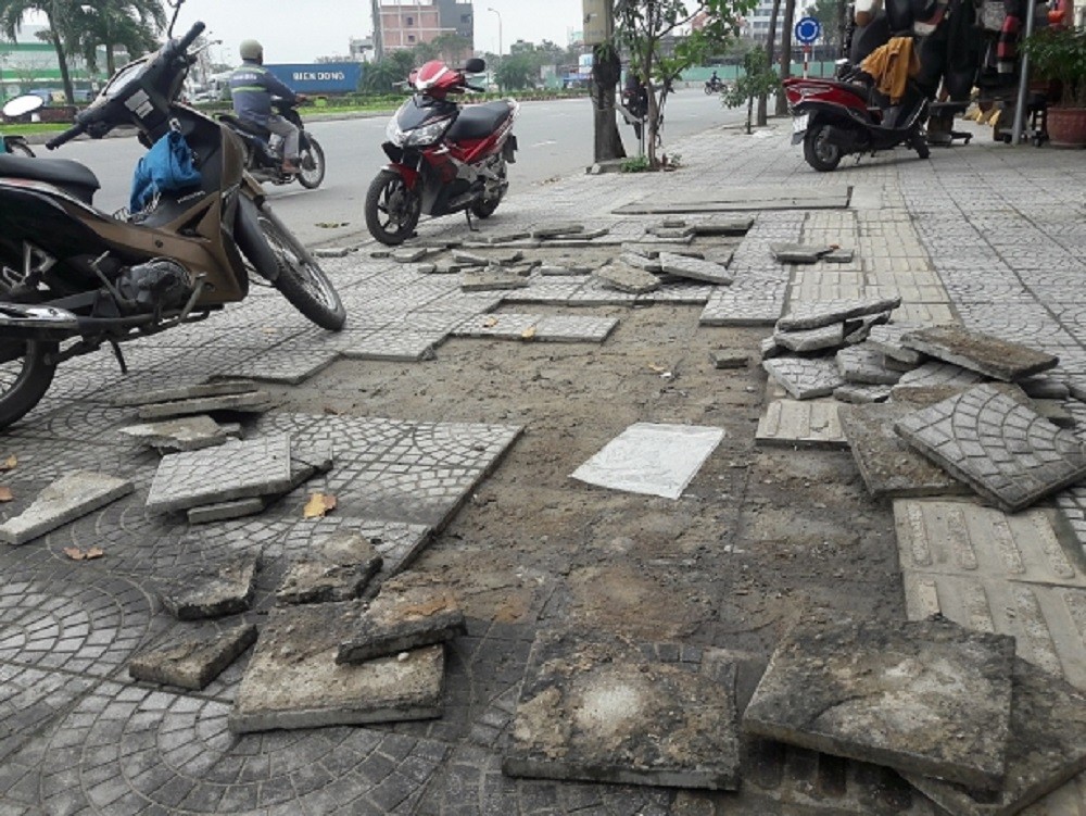 via he da nang hong do bi giam len nguoi di bo khong biet duong ne gach