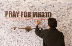 tau tim kiem may bay mh370 bien mat bi an