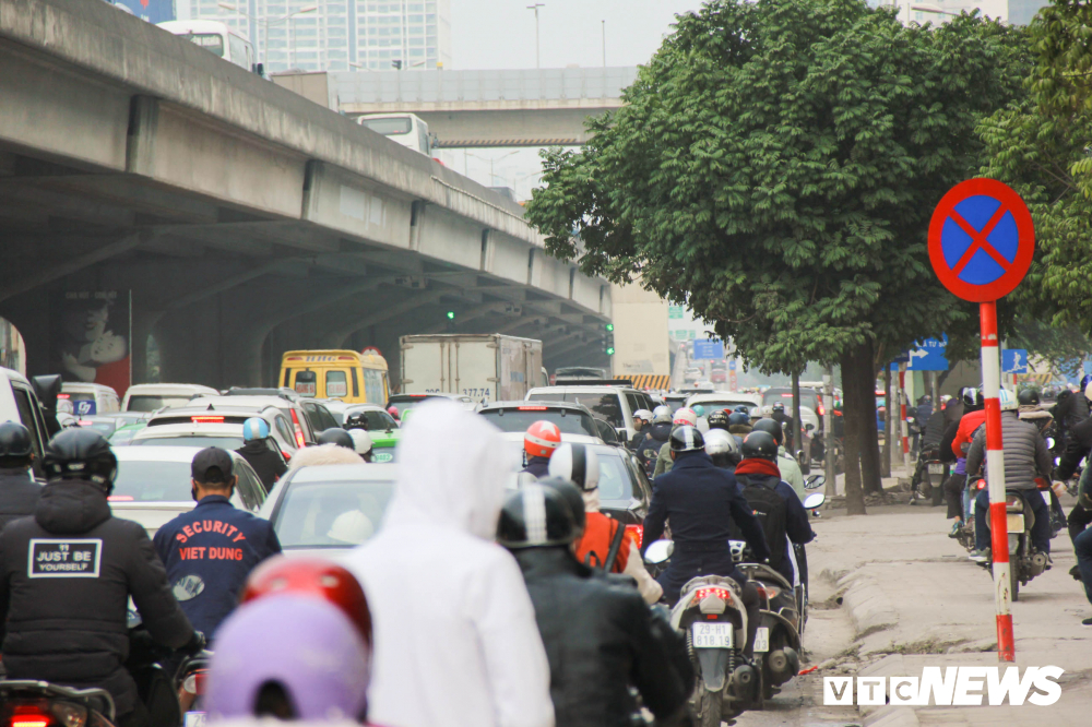 anh dan un un tro lai thu do sau ky nghi tet phi nguoc chieu len duong vanh dai 3 tren cao