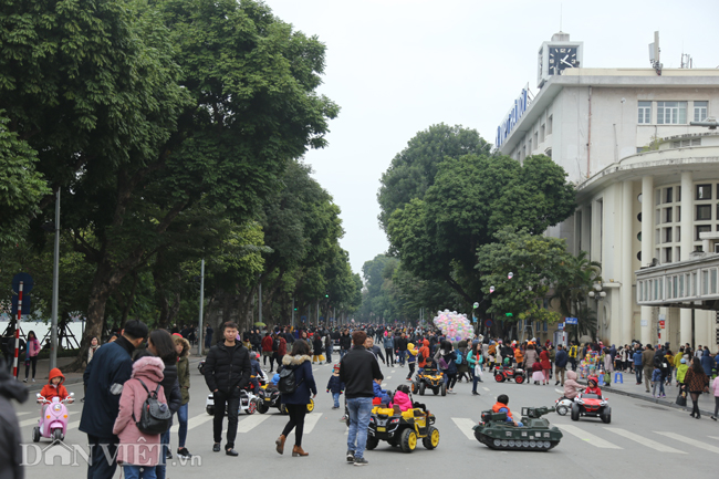 anh ha noi ron rang tet duong lich du khach dong duc ca ngay