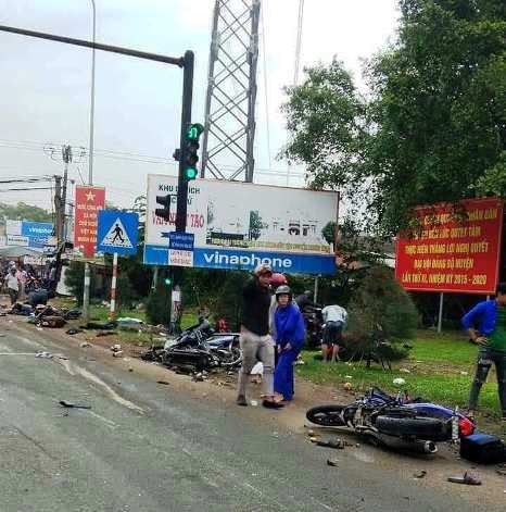 container tong hang loat xe may dung den do hien truong khung khiep nhu tham hoa