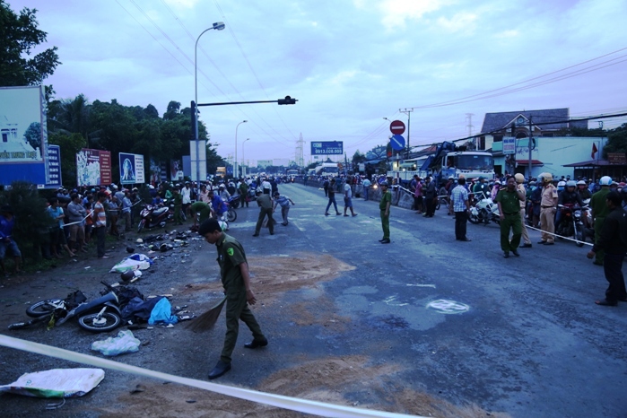 container tong hang loat xe may dung den do hien truong khung khiep nhu tham hoa