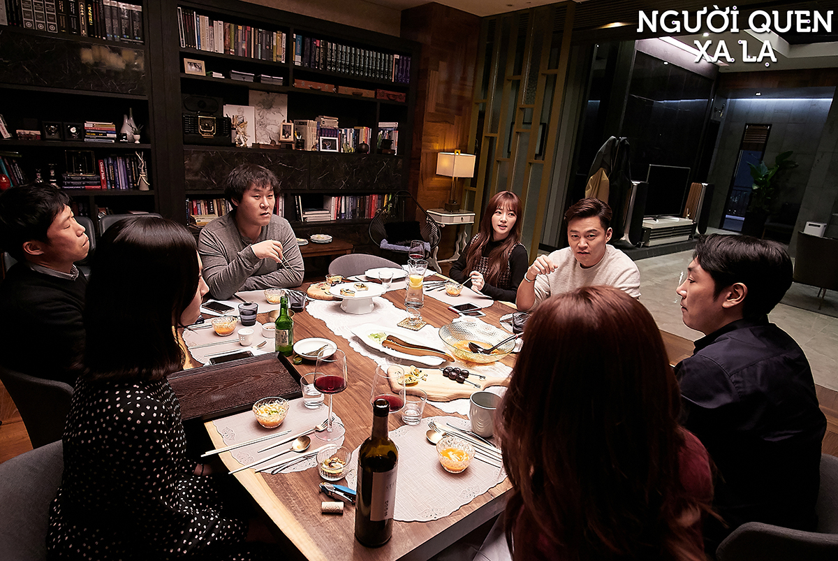 phim nguoi quen xa la chi 7 nguoi ngoi quanh cai ban ma hoi hop tung giay