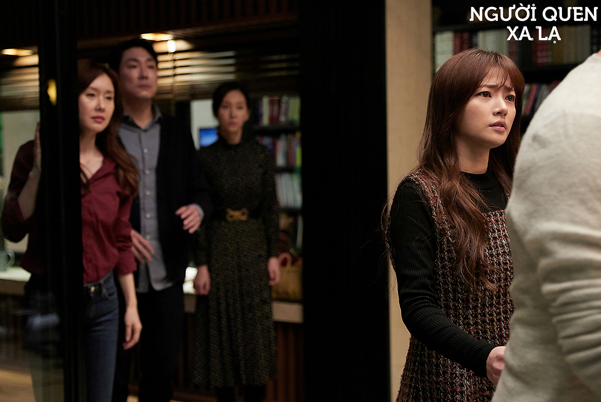 phim nguoi quen xa la chi 7 nguoi ngoi quanh cai ban ma hoi hop tung giay