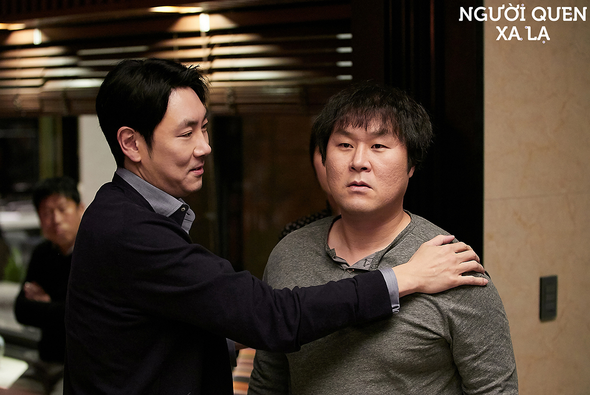 phim nguoi quen xa la chi 7 nguoi ngoi quanh cai ban ma hoi hop tung giay