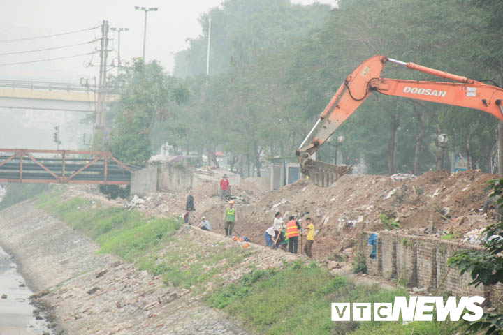 anh cong nhan gap rut di doi hon 400 cay xanh tren pho thu do truoc tet nguyen dan