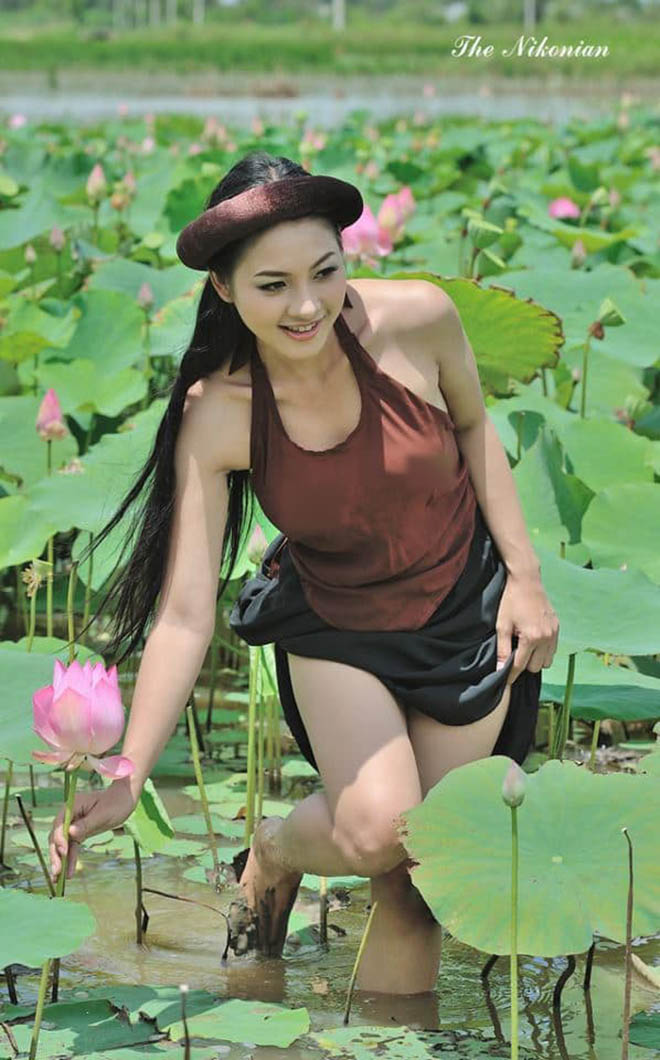 24h hot nguoi dep nude de thien noi gi khi mac ao yem chup anh phan cam o ho sen