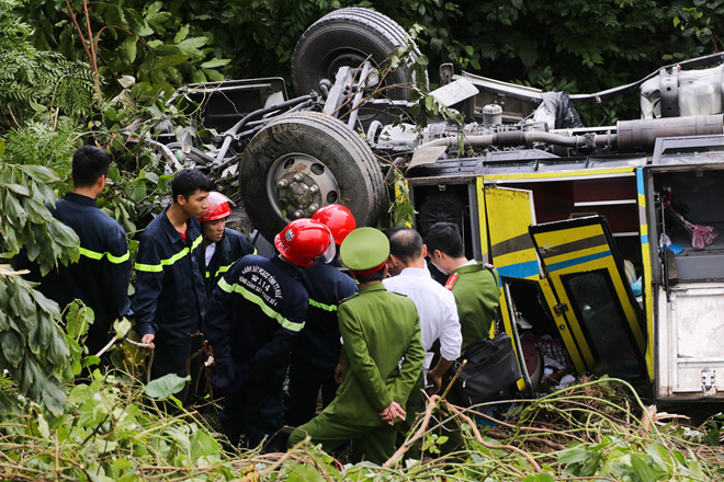 vu xe roi xuong vuc deo hai van bac si lao xuong cuu nguoi den ngat xiu