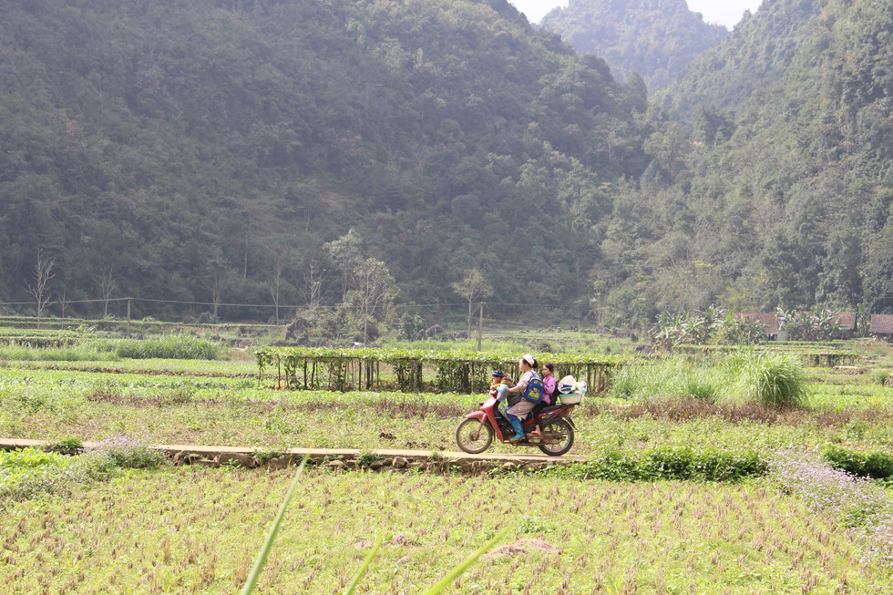 mot ngay o thac ban gioc dong nguom ngao