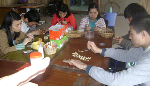 lao dong tre em dang bi tha noi