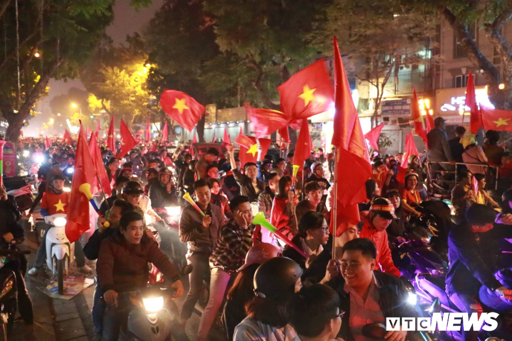 nguoi ham mo thu do mang mam noi thung dung nuoc di bao mung tuyen viet nam vao tu ket asian cup