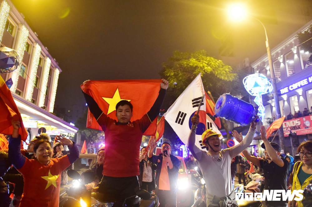 nguoi ham mo thu do mang mam noi thung dung nuoc di bao mung tuyen viet nam vao tu ket asian cup