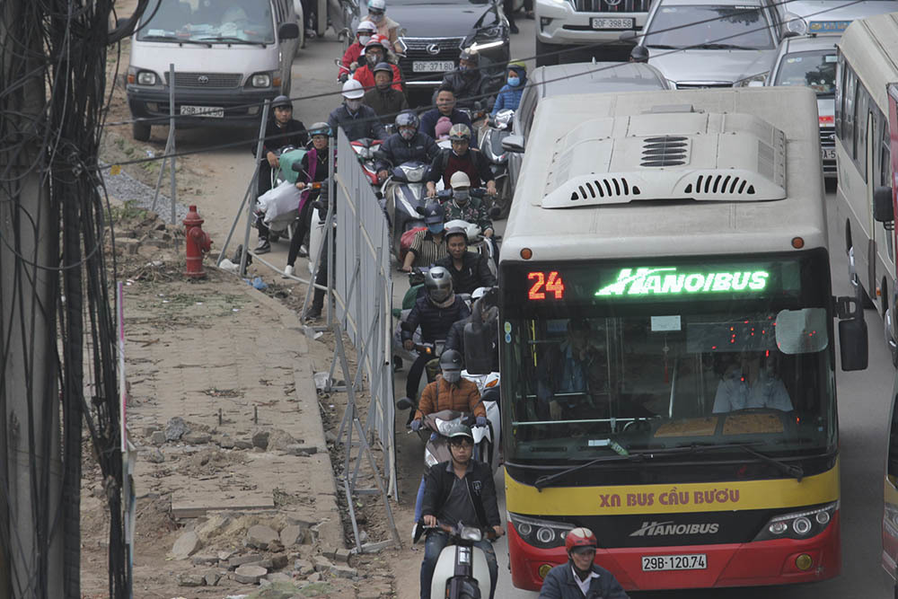 lo cot an ngu pho phuong lo mo ngay dem luon lach tim duong