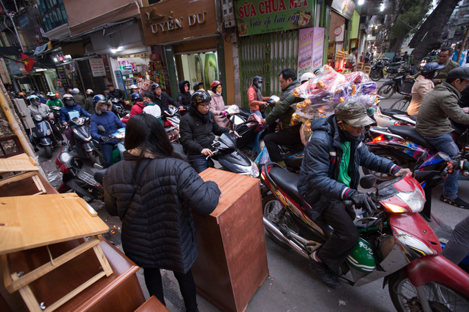 gan tet xe nhich tung cm tren pho o ha noi