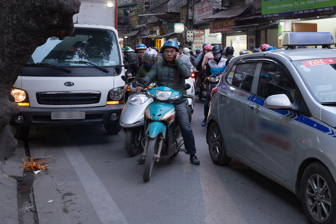 gan tet xe nhich tung cm tren pho o ha noi