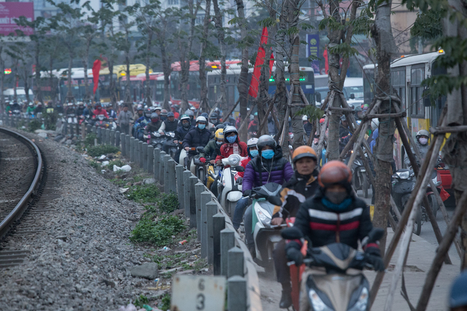 gan tet xe nhich tung cm tren pho o ha noi