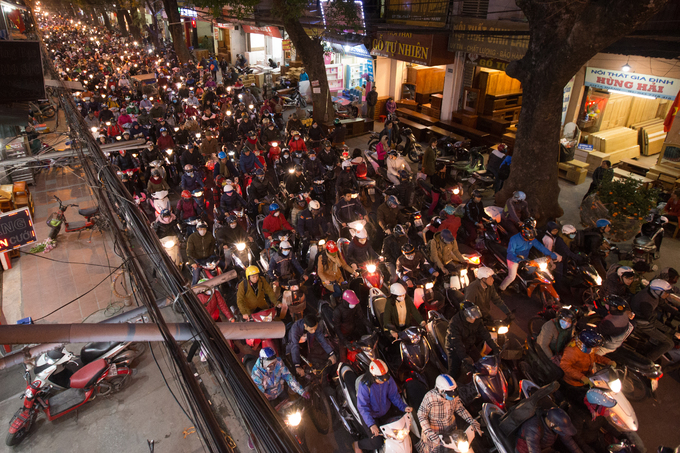 gan tet xe nhich tung cm tren pho o ha noi