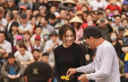 “Hot girl đấu vật” gây bão hội làng Hải Phòng vì quá xinh đẹp