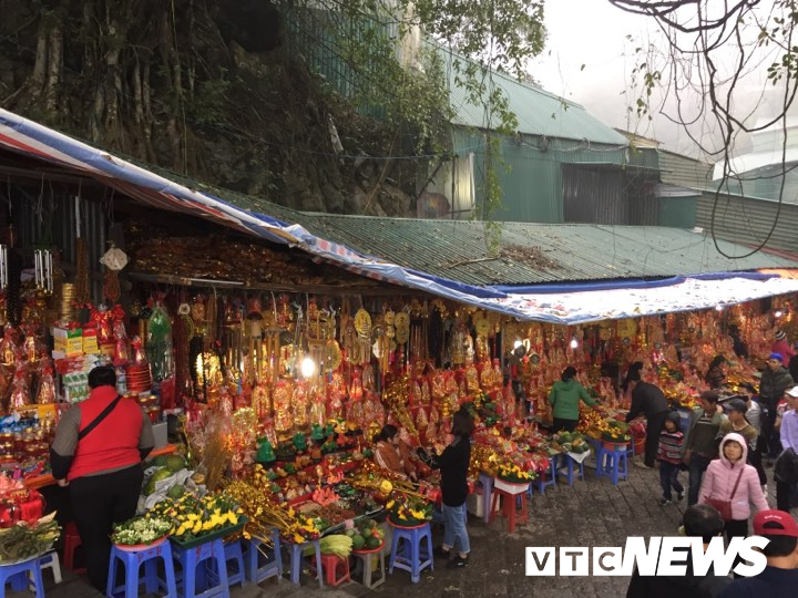 dong nguoi xuyen dem tray hoi chua huong dip cuoi tuan