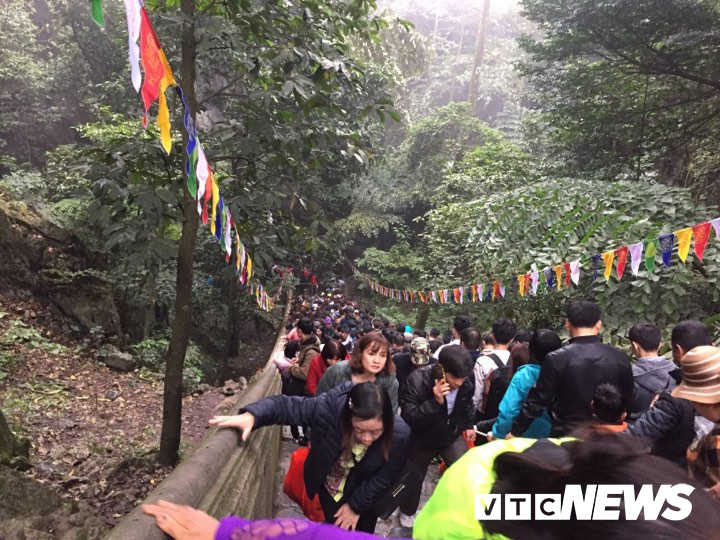 dong nguoi xuyen dem tray hoi chua huong dip cuoi tuan