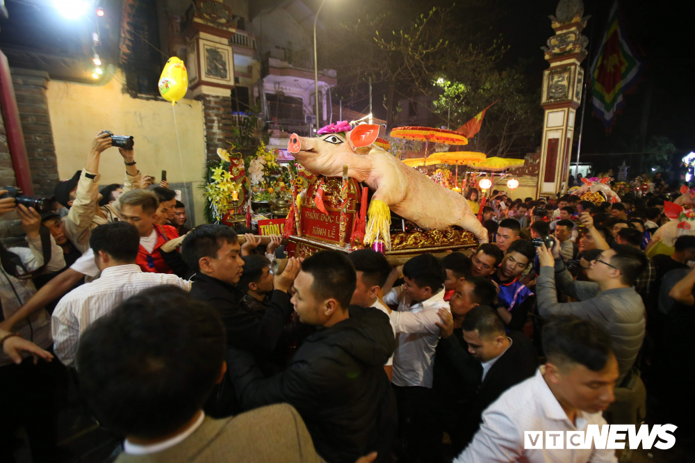 hang nghin nguoi thuc trang dem xem ruoc ong lon nang hang tram can o la phu