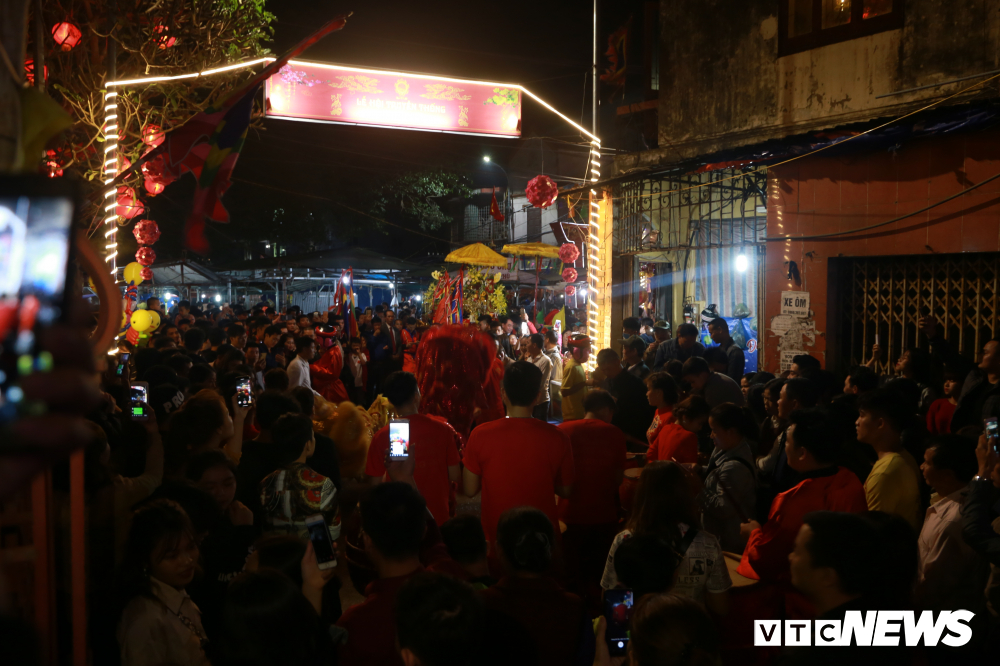 hang nghin nguoi thuc trang dem xem ruoc ong lon nang hang tram can o la phu