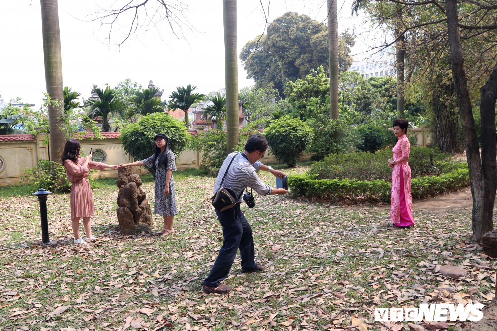 anh con duong la vang ruc ro giua long ha noi hut hang nghin ban tre