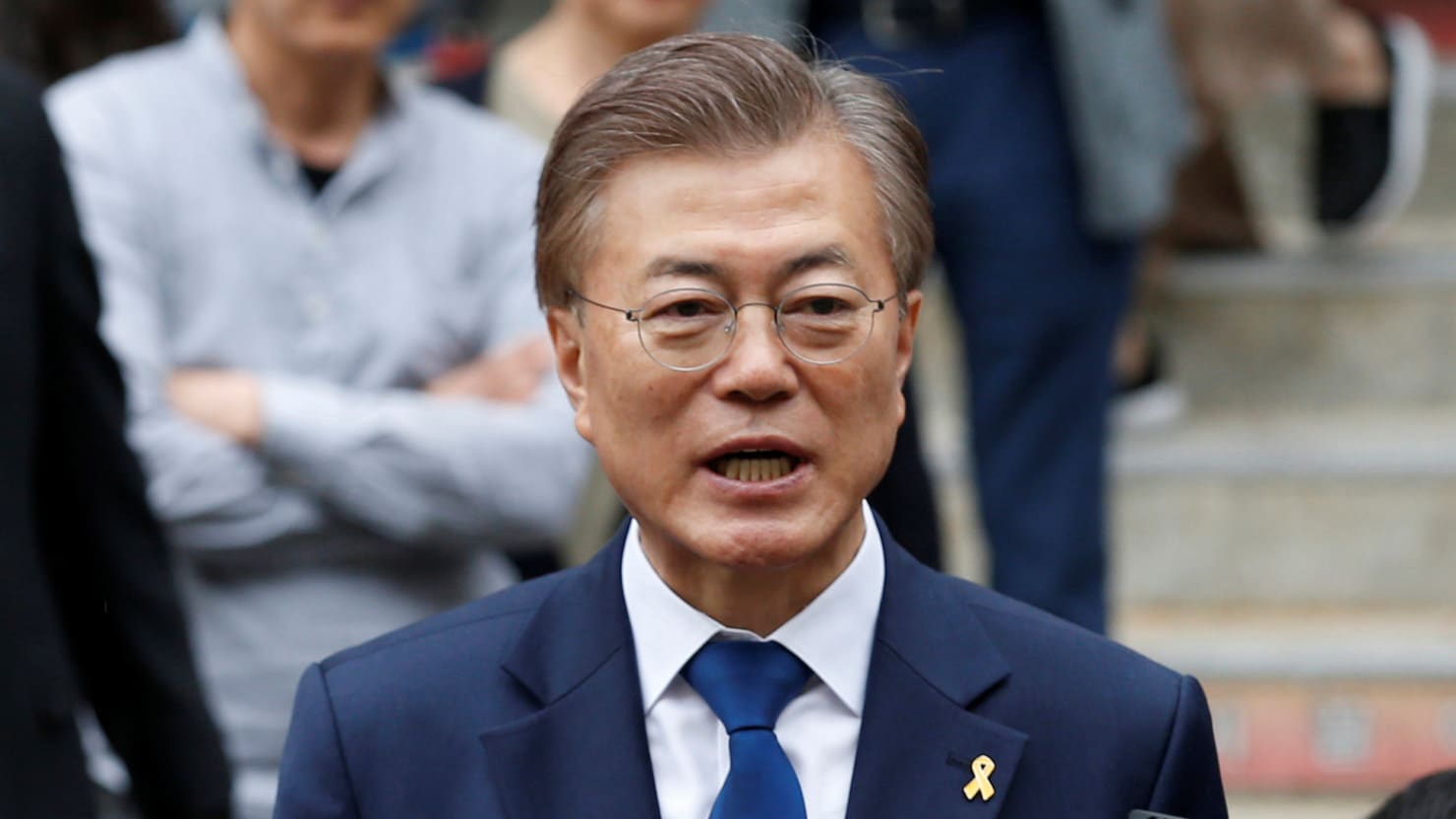 nhiem vu kho khan cua tong thong moon jae in hau the van hoi mua dong