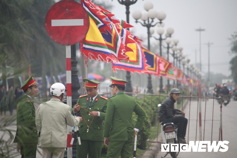 anh den tran dong nghet nguoi truoc gio khai an