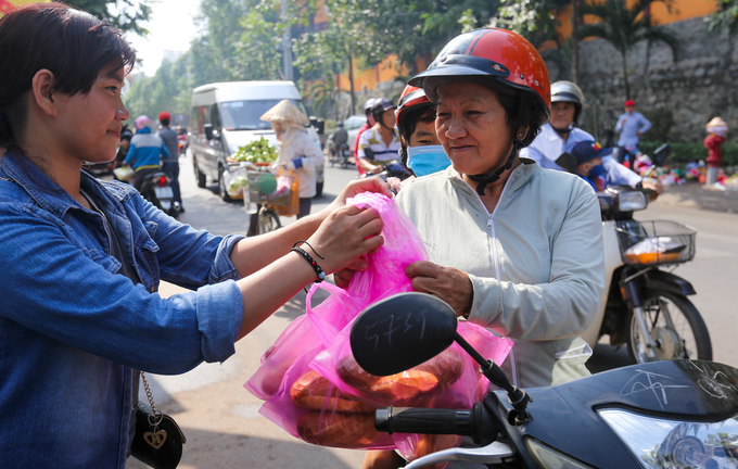 nhieu dich vu mien phi pha bo hang quan chat chem o chua ba binh duong