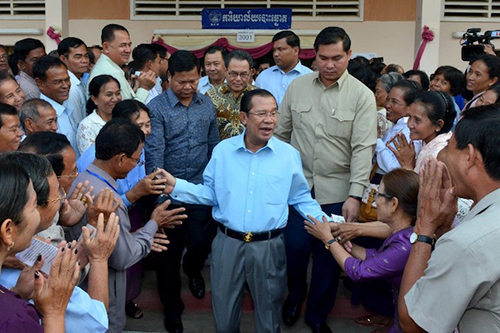 hun sen cao buoc my noi doi khi tuyen bo cat vien tro