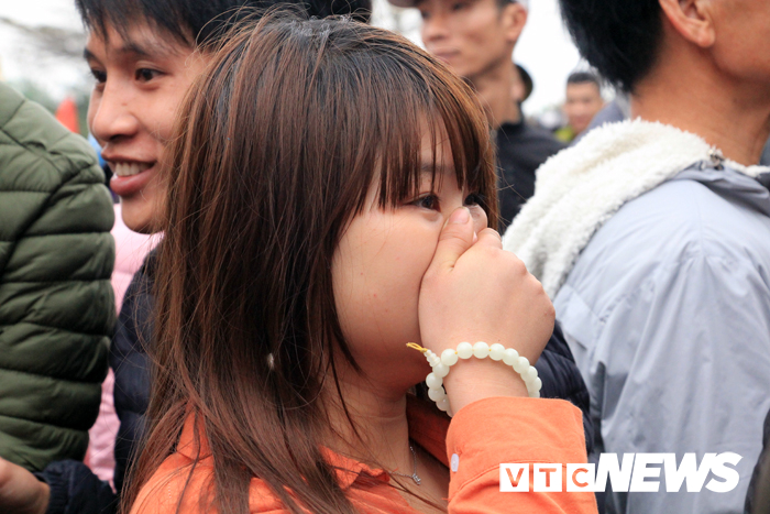 anh thieu nu khoc ngat trong ngay tien tan binh len duong nhap ngu