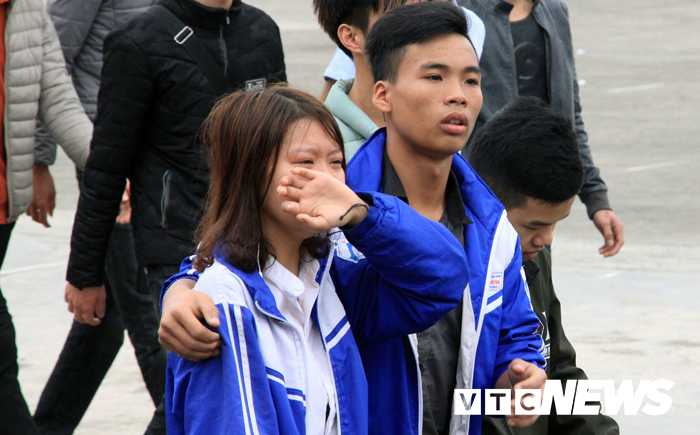 anh thieu nu khoc ngat trong ngay tien tan binh len duong nhap ngu